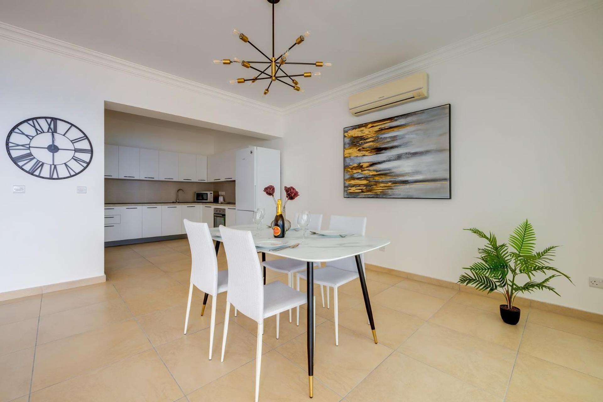 Seafront Apartment Слима Экстерьер фото